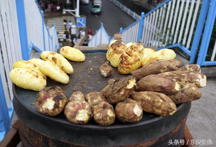 贵阳:街头烤货,农村味道在城市人群中飘香,这是家乡的味道