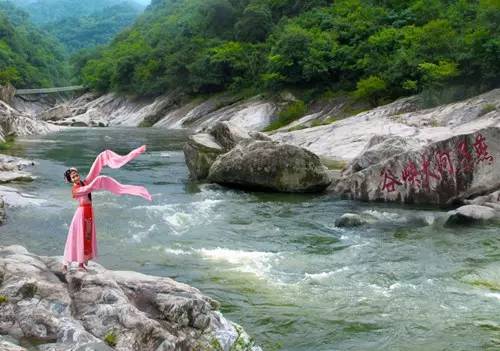 燕子河大峡谷(国家aaaa级旅游景区,国家地质公园)位于安徽省六安市