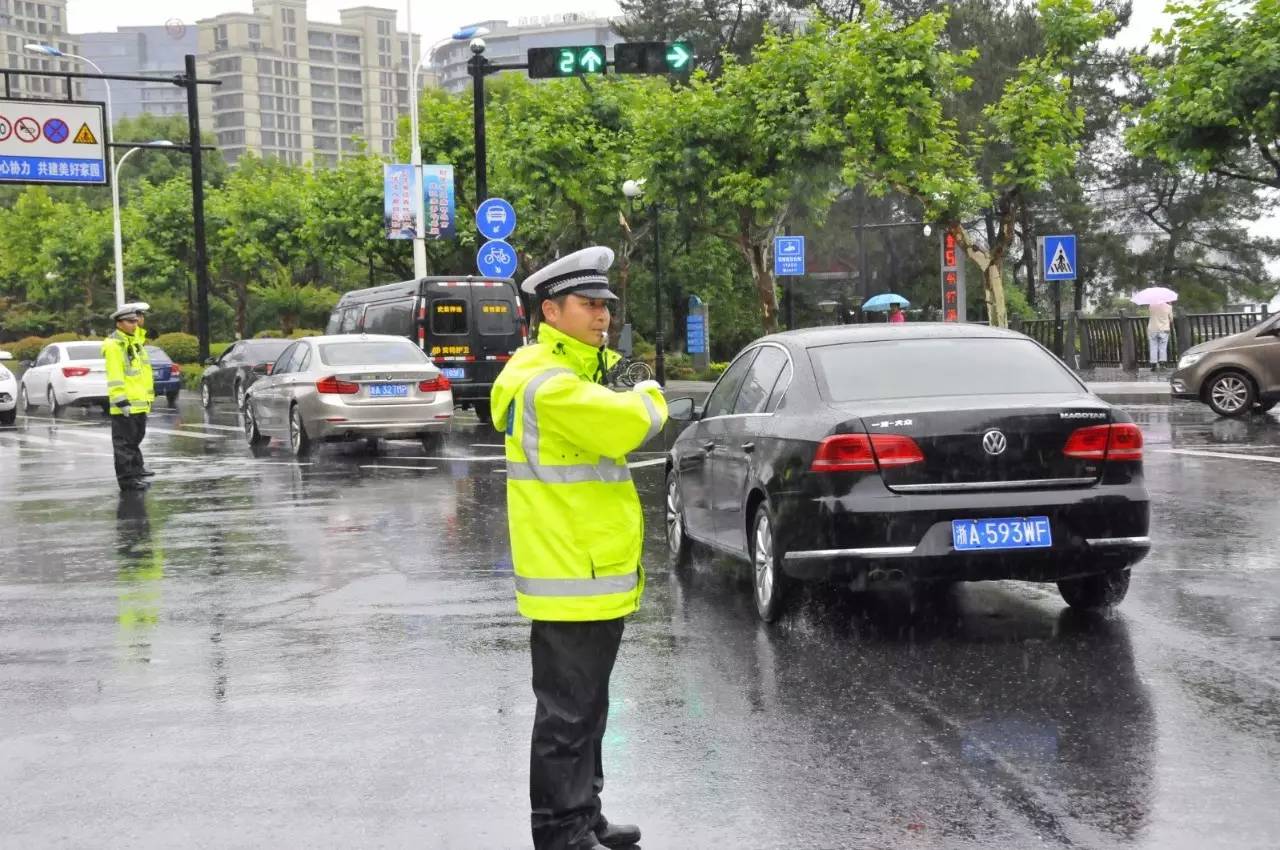 县交警大队强化雨天路面管控确保道路交通安全畅通