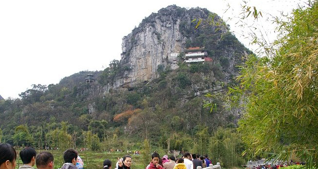 广西融水县老人峰,上面有老子和寿星翁的塑像