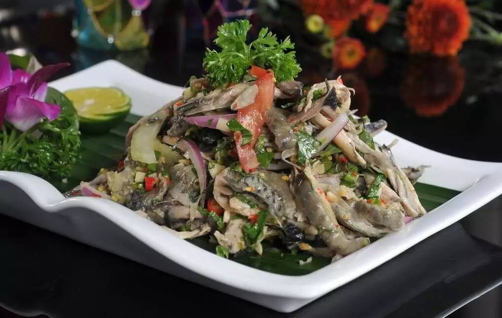 这道菜源于西双版纳当地傣族杀鸡祭拜祖先的习俗,一般在上坟前在家将