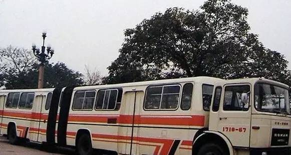 八十年代的公交车的时候,重庆已经率先使用了压缩天然气的方头重客车