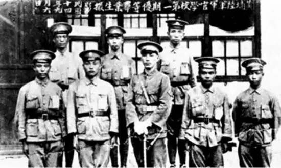 蒋介石和部分黄埔一期生的合影-黄埔军校走出的名将
