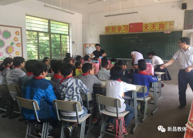 回山镇新天中心完小的孩子们在瓢泼大雨中迎来了远道而来的绍兴客人