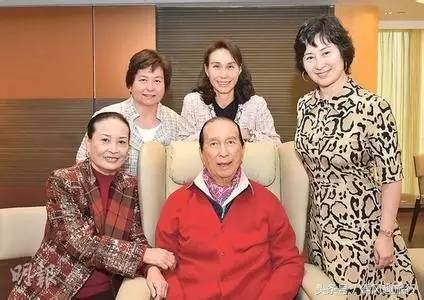 肖华结婚,生下了一个女孩,2001年与女星陈婷生下了两个儿子和一个女儿