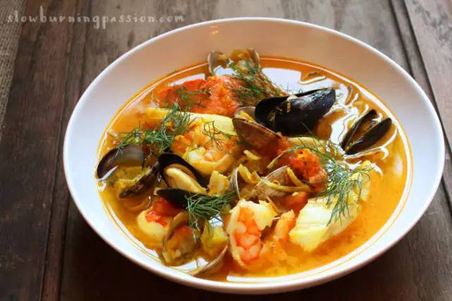 马赛鱼汤(bouillabaisse)   整个法国都有属于自己的鱼汤,只是内容