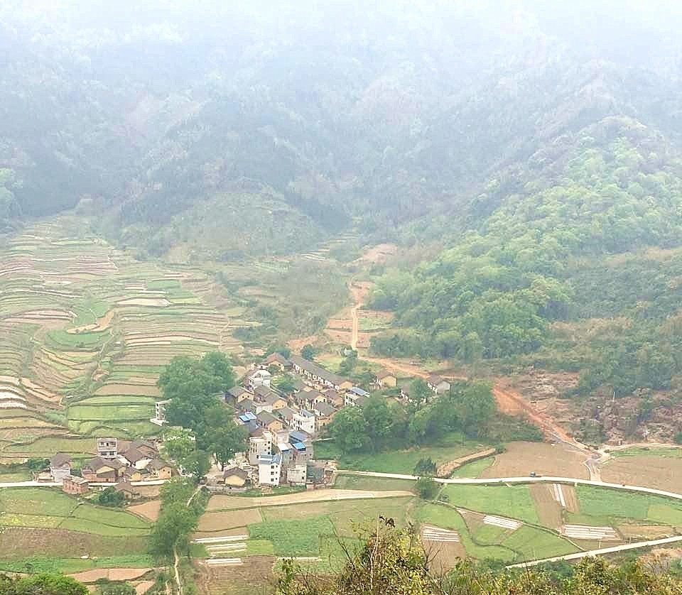 巴藏镇后背山村多少人口_贵州巴平村山村图片(2)