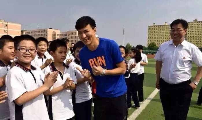 奥运冠军陈定在开赛前一天下午,来到了大荔县洛滨中学,在学生们欢呼和