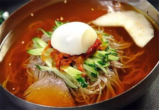 其实冷面算是延吉的特产,传统的朝鲜族美食,也是中国十大面条之一.