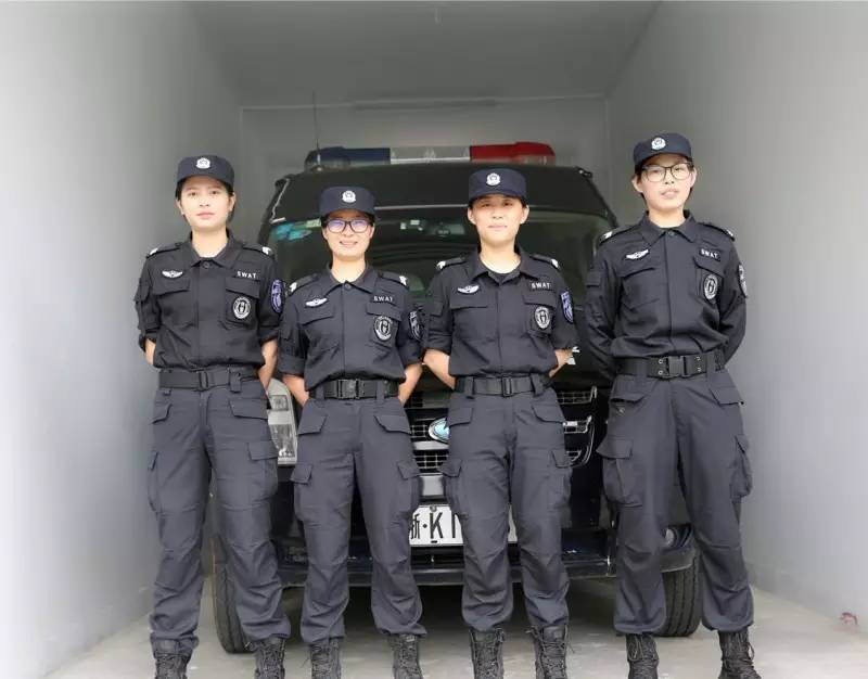 位女特勤队员,在执勤任务时巾帼不让须眉,身穿特警服,看上去帅气十足!