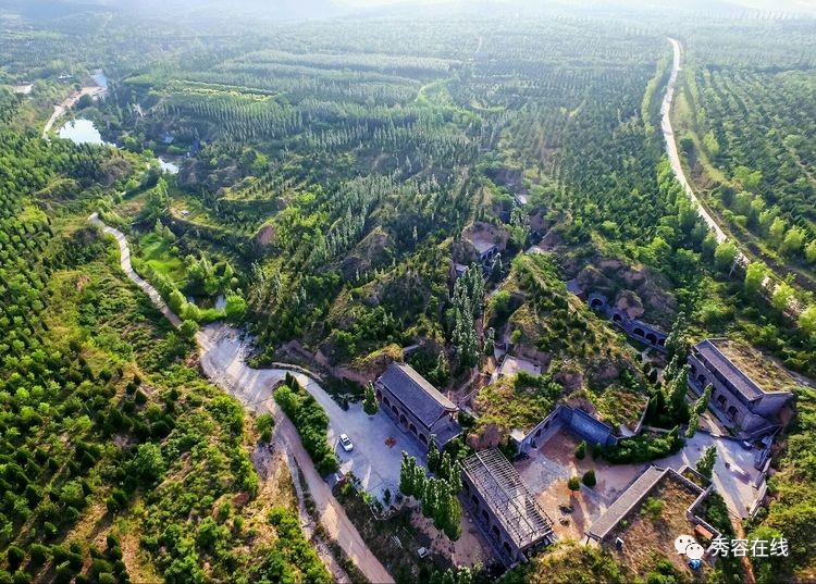 滹沱人家是建在凤凰山景区三山环抱的核心地带,东接露天游泳场,爱丁堡