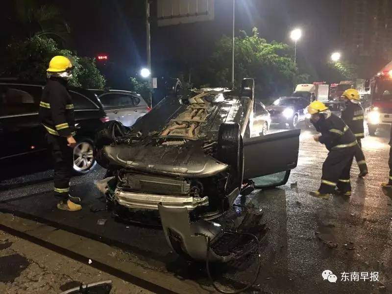 泉州刺桐大桥:奥迪车雨夜翻倒,冒起白烟!女司机