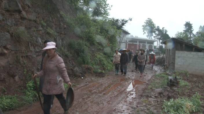 大方县黄泥塘镇背座村群众冒雨修路忙