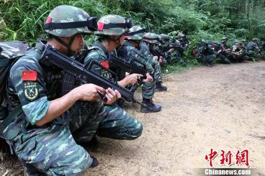 武警福建总队南平片区特战队员雨中激战正酣 