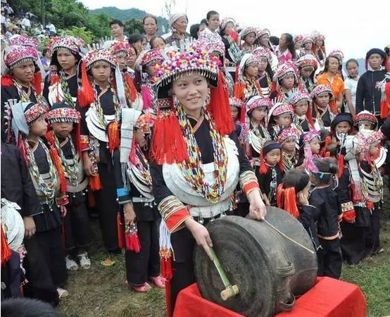 2012年7月16日,广西巴马县东山城瑶族铜饱响起去