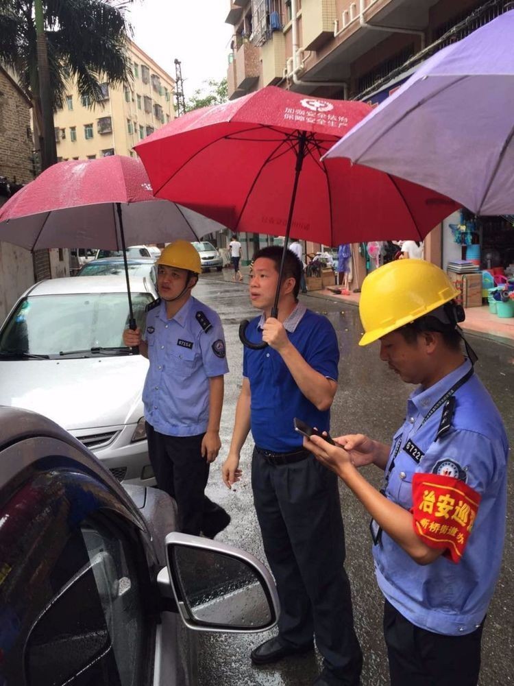 暴雨让深圳沦陷了,但是我们网格员可不会沦陷!