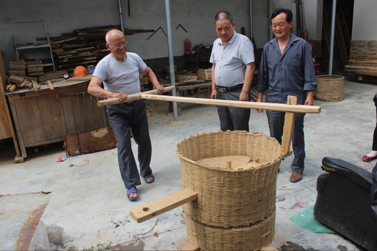 桐城孔城镇跃进村:高龄老木匠复原原始碾米器具——土砻