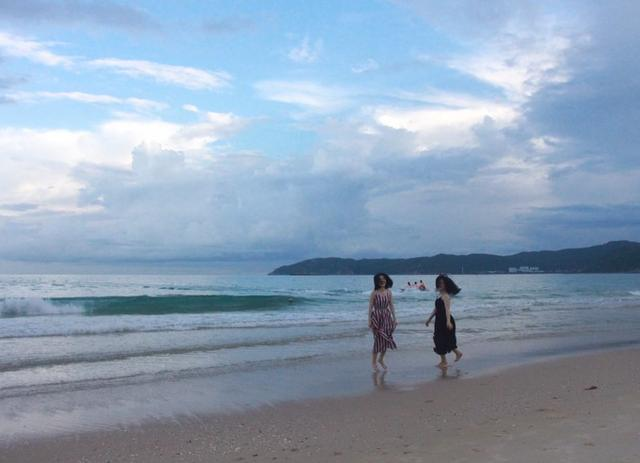 电线杆美少女的飞机晚点到大半夜,冒着大雨把她从机场捡回来,总算