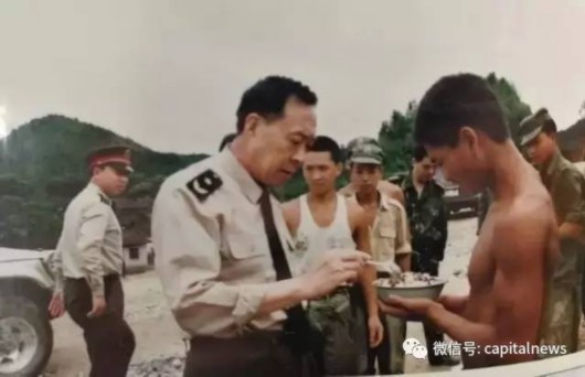 图片说明:董万瑞将军经常下到基层部队,深入一线官兵了解关心官兵生活