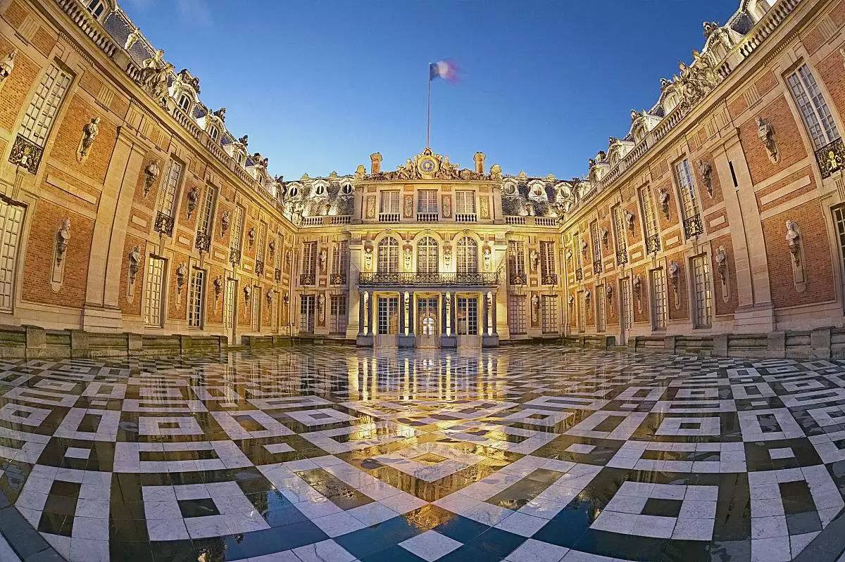 法国古典主义建筑的代表作凡尔赛宫