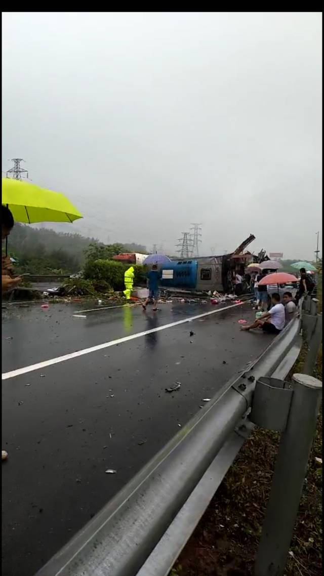 惠河高速发生严重交通事故,3人当场死亡