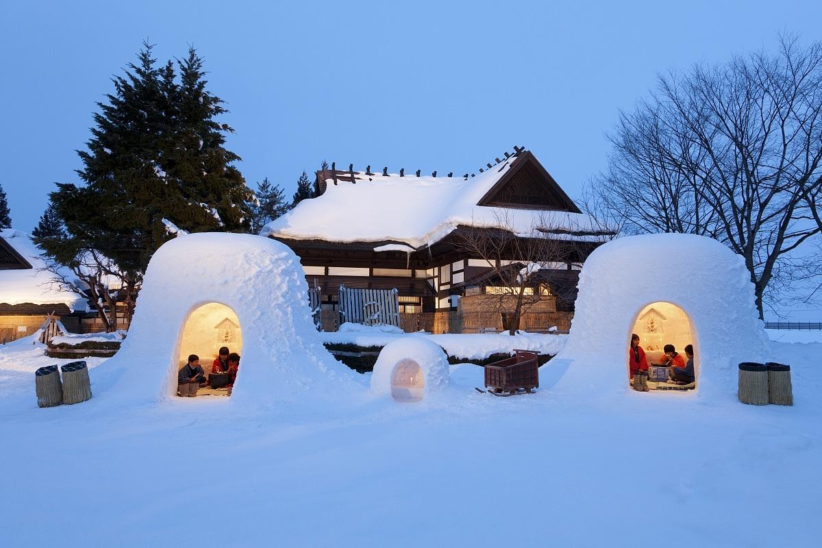 大家在雪屋里祭拜水神,喝甜酒,吃甜饼,围坐一起聊聊天,感觉超棒哒.