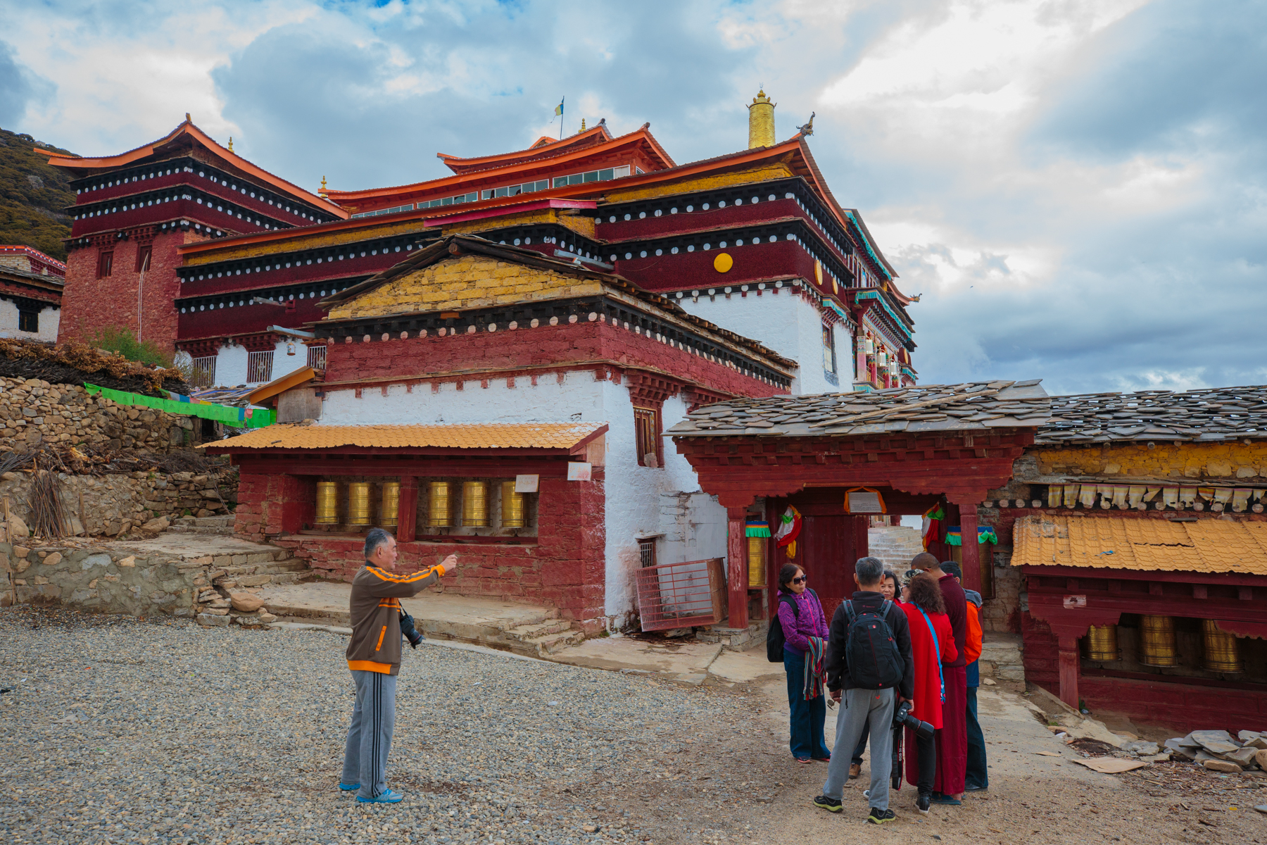 稻城县境内寺庙众多,我们参观了一座离县城不远的著杰寺.