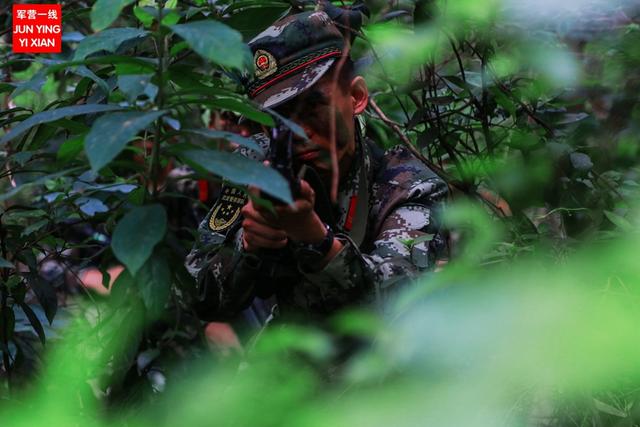 武警官兵扮演丛林猎人密林深处上演捕歼战斗