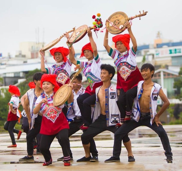 弦子舞是 彝族三弦舞,是丘北彝族最有名的舞蹈,同时也是 云南省非物质