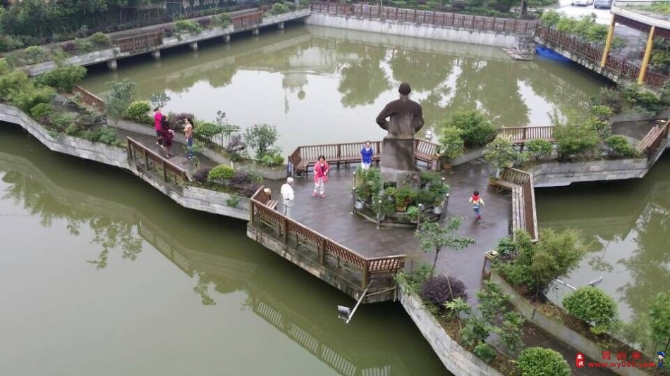 近临俩母山的,是四星级乡村大酒店,总面积达11800平方米,集农家乐