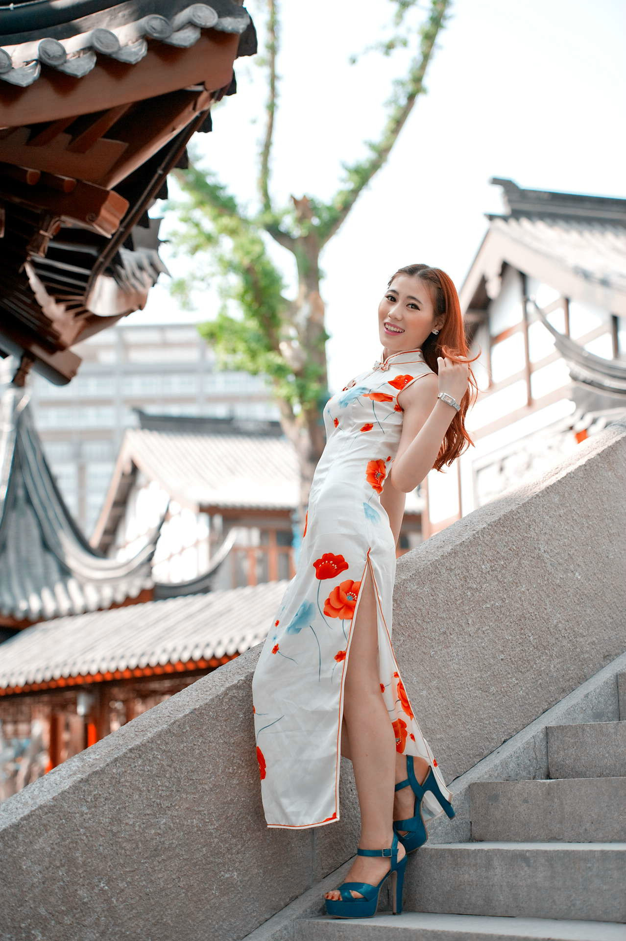 美丽的旗袍女子在江南古镇风情之美!