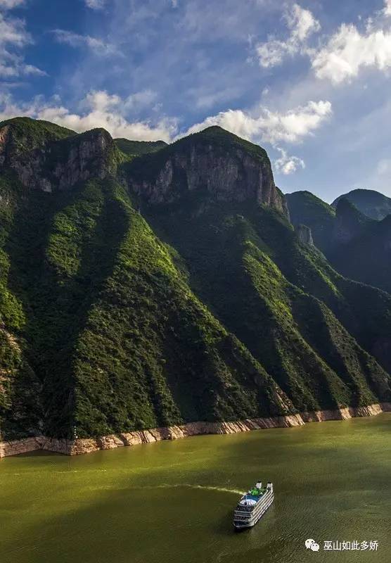 巫峡,旅客们总是情不自禁地依栏眺望,兴致勃勃地欣赏著名的巫山十二峰