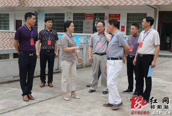 6月18日,湖南祁阳县委常委,宣传部长陈莉在县教育局负责人陪同下深入