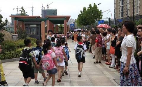 家长 ——小学生下课时间到了,家里的老人也已经在学校门口等候多时