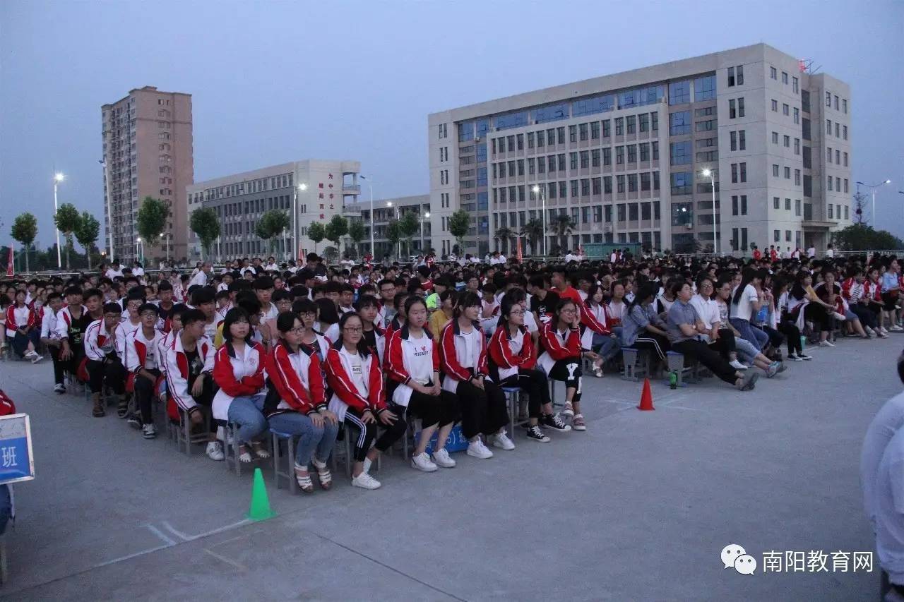 6月17日晚,在鸭河水畔的南都实验中学校园内,华灯绽放,劲歌热舞,一派