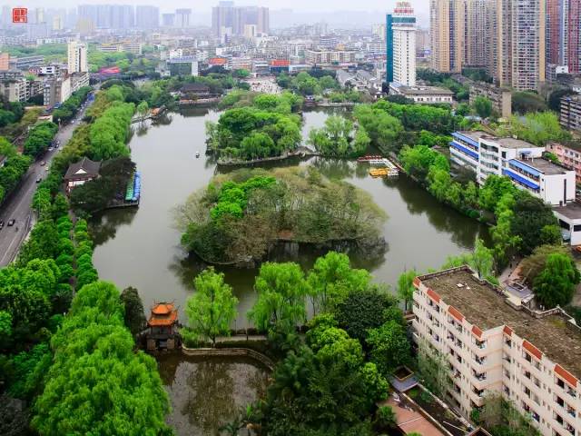 南充是一个舒适淳朴的四线城市 可以去北湖公园划船,清泉寺转一圈.