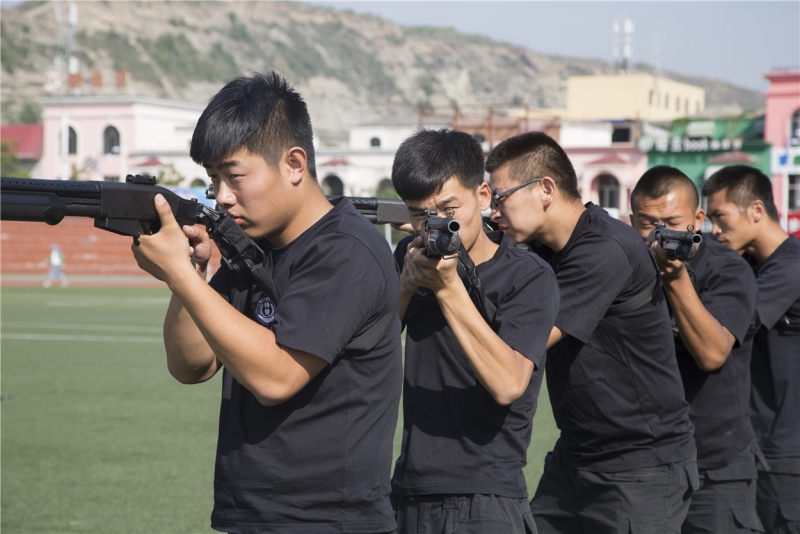 整个上午都是特警的技能训练时间,训练内容从最为基本的持枪戒备姿势