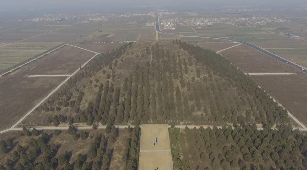 空中看茂陵墓冢巍峨鳞次栉比