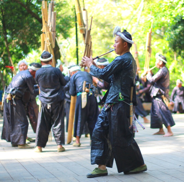 岜沙,芦笙表演很常见,男人们吹奏芦笙 女人们跳起芦笙舞.