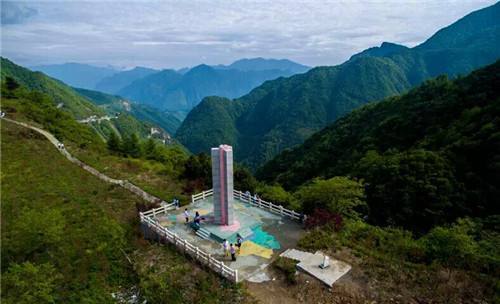 站在鸡心岭景区,回望来时看见的古盐道,景色比近看更有情趣.