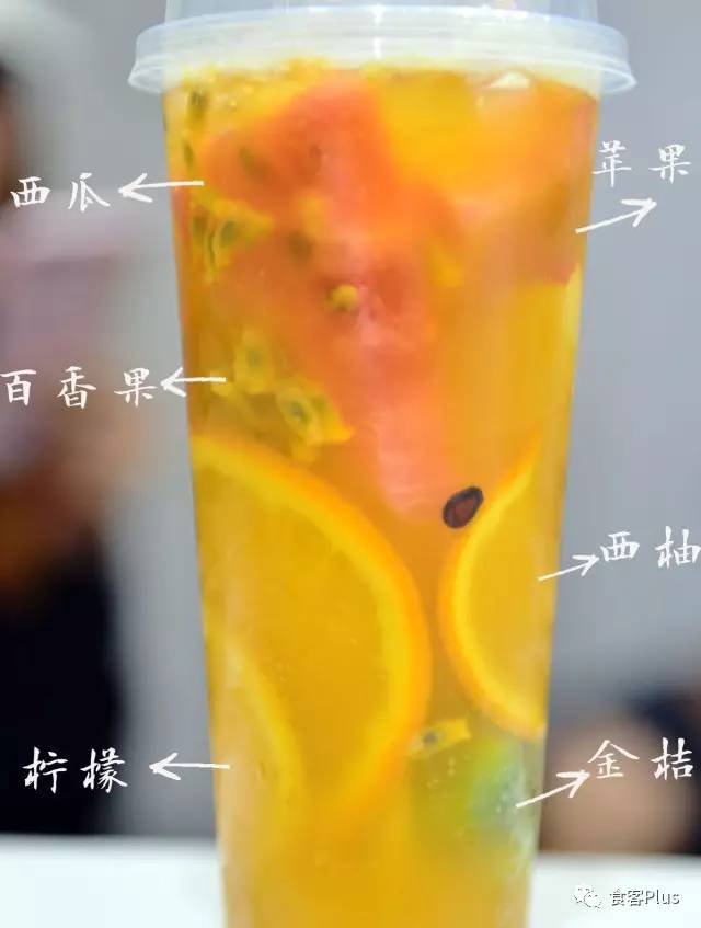 一杯水果杯 用料丰富,西瓜,苹果,百香果,西柚,金桔,柠檬.