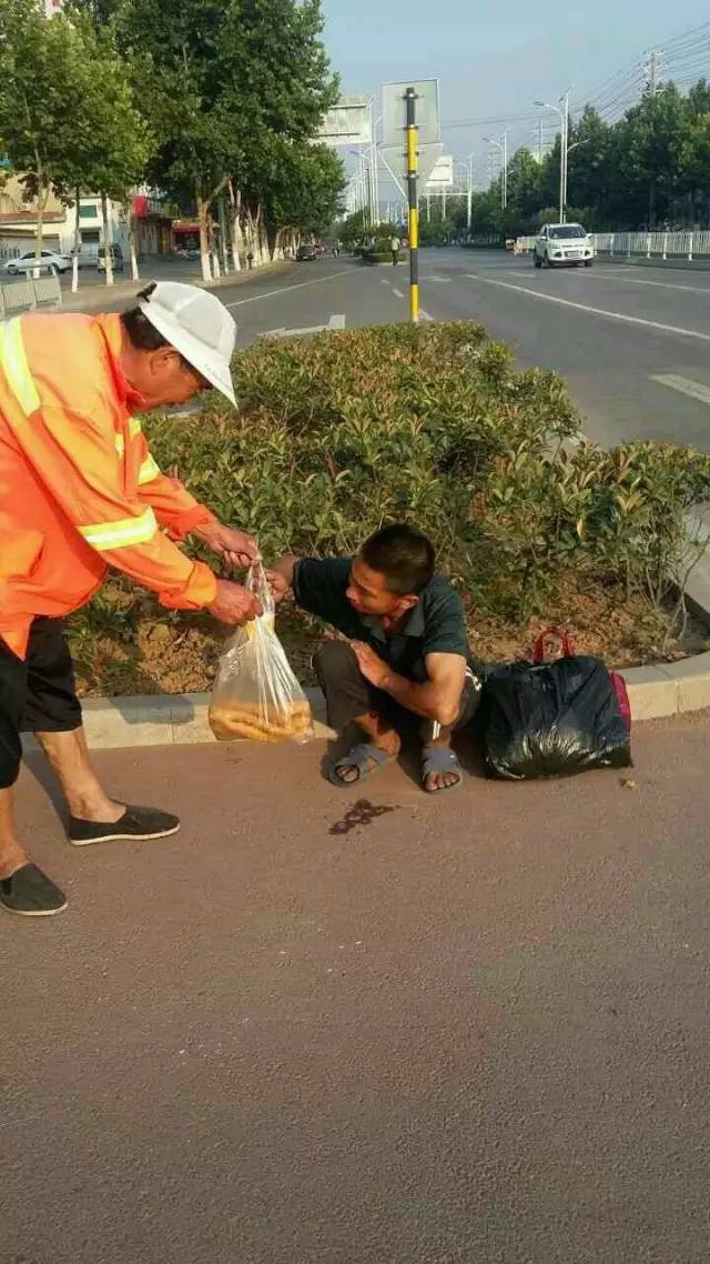 平邑街头一流浪汉突然倒地!暖心的一幕发生了.