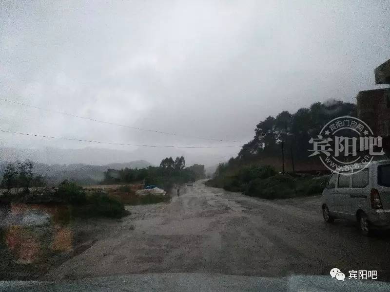 娱乐 正文  思陇镇往武鸣方向六进路段,一段百米左右的烂路堪称宾阳史