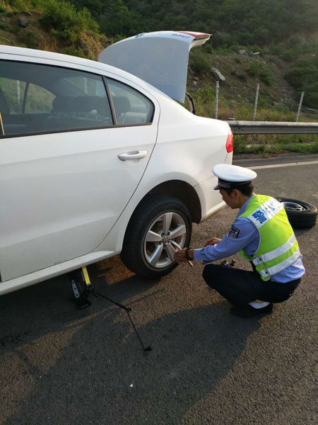 河北高速交警阜平大队帮忙换轮胎受赞誉