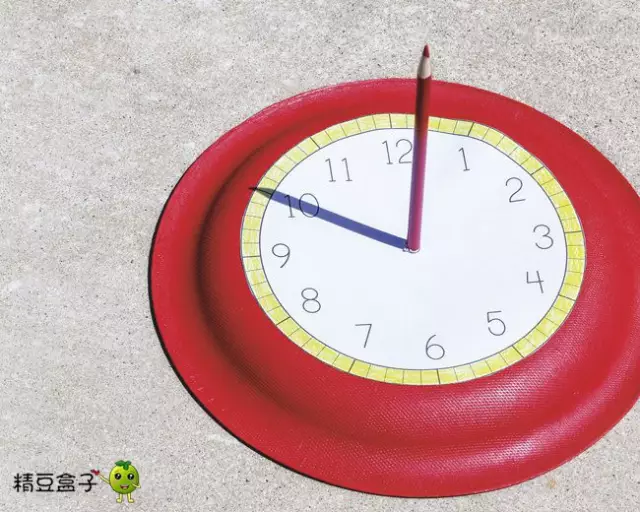 这个简单的日晷[guǐ]钟是用一个纸板,一支铅笔和一张钟面 (素材获取