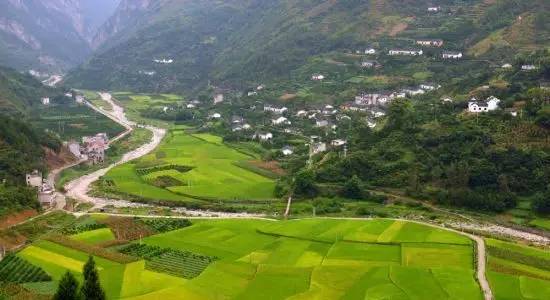 地址:秭归县茅坪镇屈原村 自驾路线:宜昌城区—宜巴高速平邑口—屈原