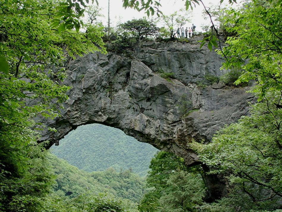 天生桥,位于镇坪县南部小渝河的大山深处.