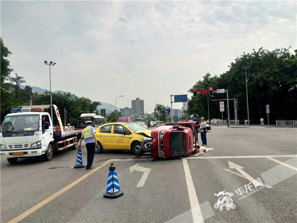 近日,重庆市北碚区龙凤桥红绿灯处路口处发生了一起两车相撞的交通