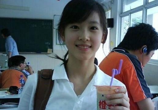 奶茶妹妹,章泽天 一张照片爆红于网络的章泽天,因为手里拿着奶茶,被