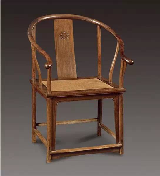 在明代指当时的圈椅(图4)图3↑在宋代,太师椅指的是带有荷叶托脑的